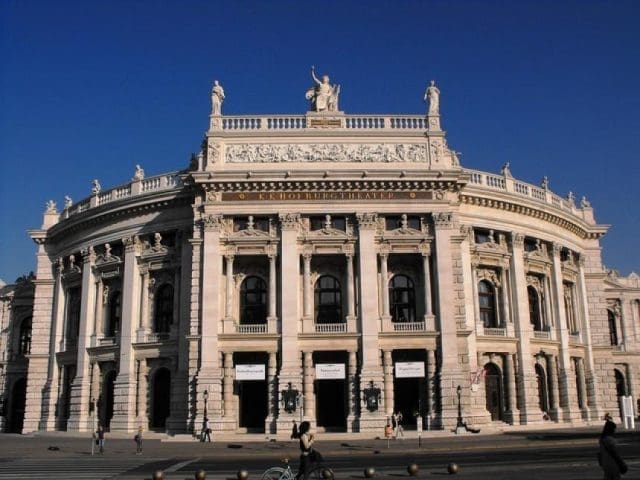 Ein Schauspieler des Burgtheaters verlas am Ende von Tschechows “Die Möwe” eine politische Erklärung.