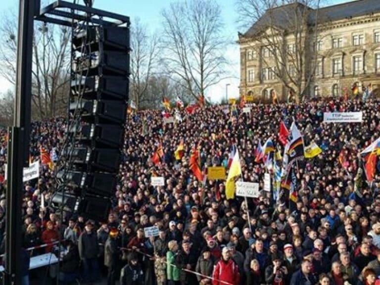 "Festung Europa" gegen Islamisierung — Bild: Pegida / Facebook