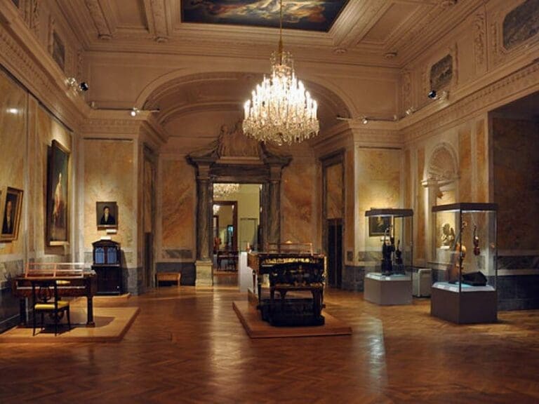 Ostermayer: Totengräber alter Musikinstrumente — Bild: Andreas Praefcke/Wikimedia (CC BY-SA 3.0)