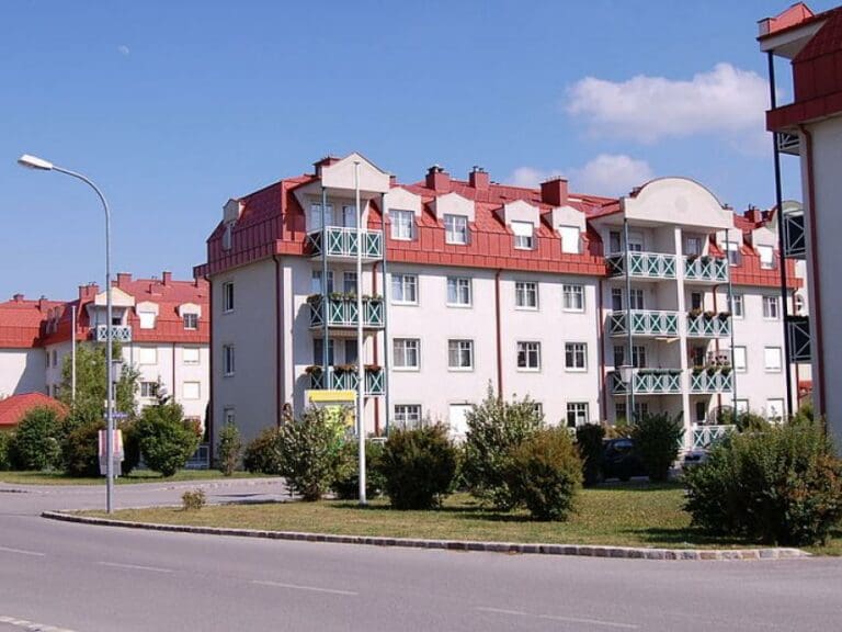 „Krachend gescheitert“: Ampel ist weit weg vom Wohnbauziel — Ichselber / Wikimedia (public domain)