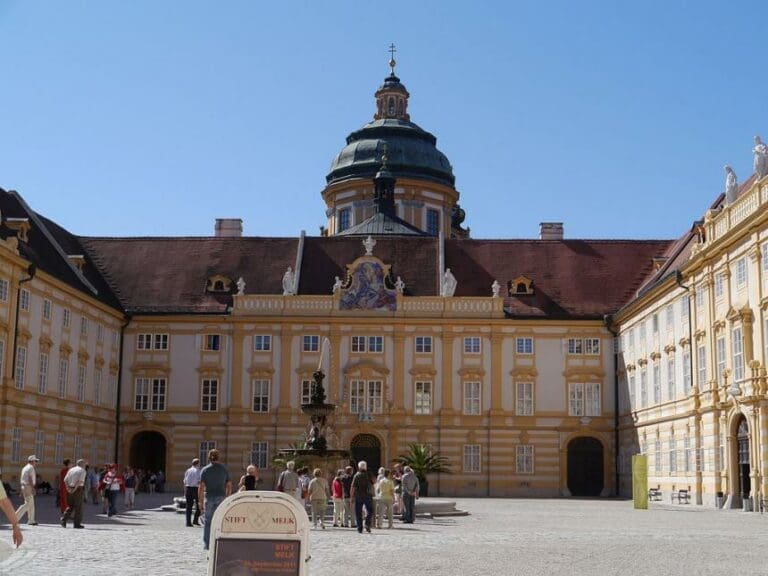 Wegen Flüchtlingen: ORF legt sich mit Kirche an — Bild: Zairon / Wikimedia (CC BY-SA 3.0)
