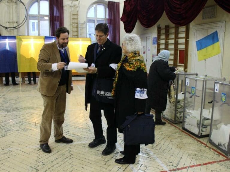 OSZE-Wahlbeobachter 2014 in der Ukraine. Laut AfD wären sie auch in Deutschland dringen nötig, weil ein faierer Wahlkampf nicht mehr möglich sei.