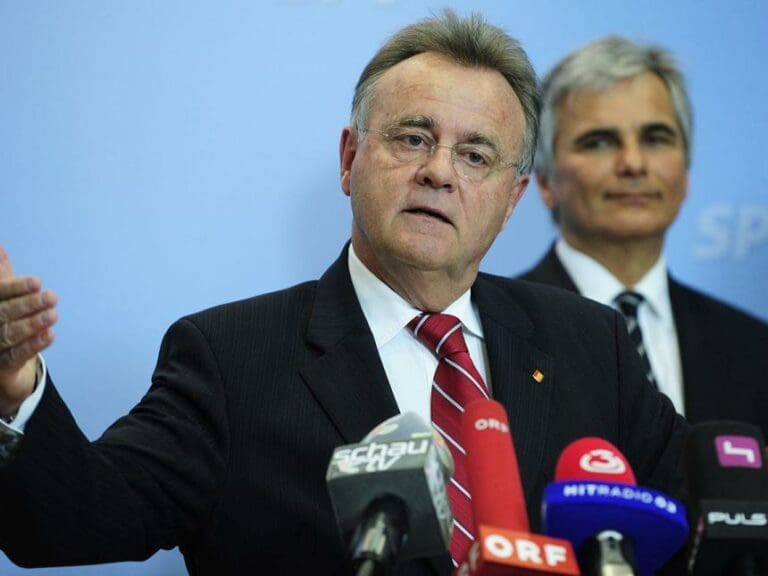 Hans Niessl verstieß gegen "Kopfverbot" — Bild: Werner Faymann - Pressekonferenz  Wohnen leistbar machen/ wikimedia CC BY-SA 2.0