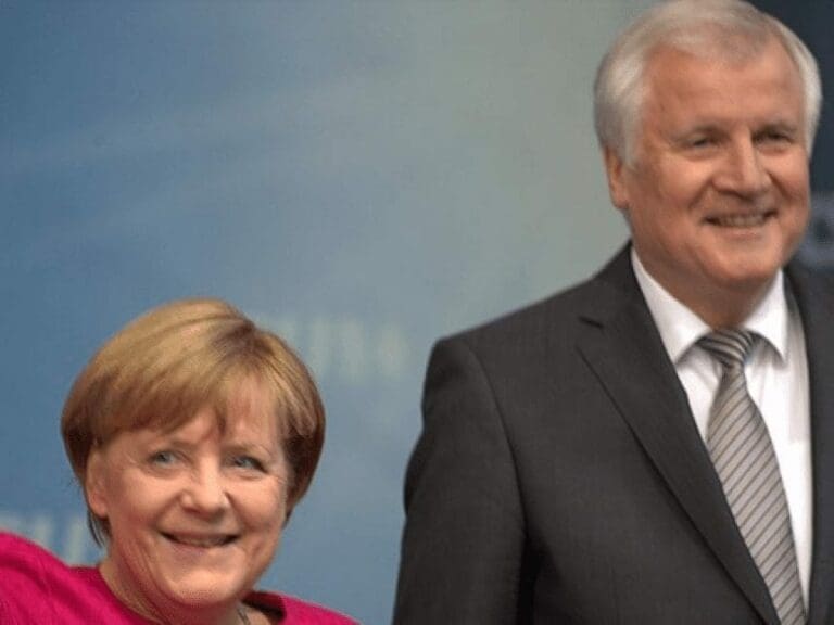 Seehofer lobt Merkel: “Einzigartig kompetente Politikerin – sie ist in dieser Regierung die Beste.” — Bild: Michael Lucan / wikimedia commons / (CC BY-SA 3.0 DE)