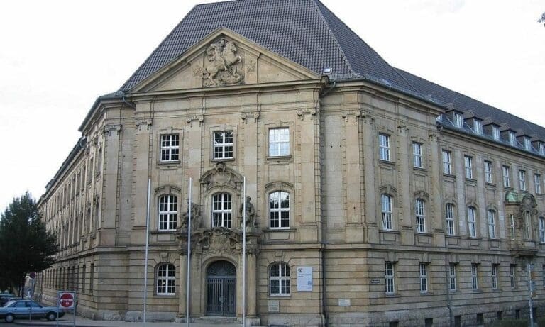 Gericht: Terrorverdächtiger Syrer darf frei reisen — A.Savin  / Wikimedia (CC BY-SA 3.0)
