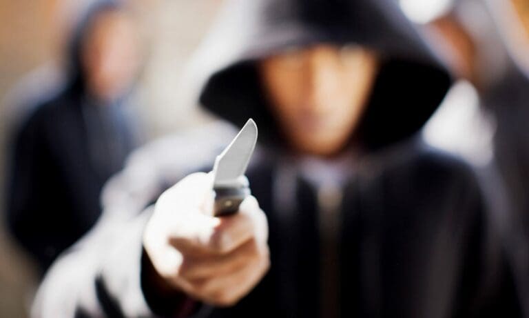 Frau auf Parkbank von Afghanen niedergestochen — Paul Bradbury / iStockphoto.com (Agenturfoto. Mit Models gestellt.)