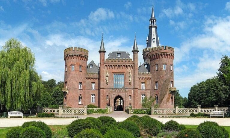 Schloss_Moyland — Rainer Lippert / Wikimedia (public domain)