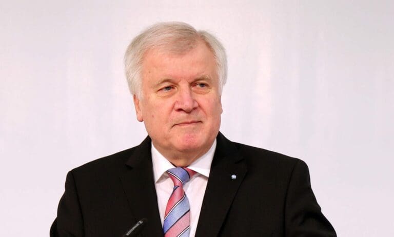 AfD verklagt Horst Seehofer — H-stt / Wikimedia (CC BY-SA 4.0)