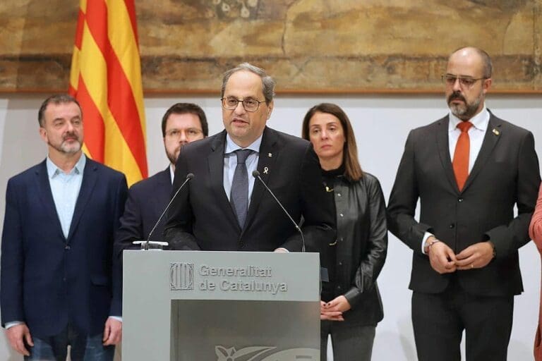 Regionalpräsident Quim Torra (im Bild vorne) hat nach Koalitionskrise in Katalonien Neuwahlen für das Regionalparlament angekündigt.