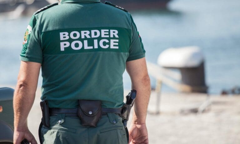 grenze polizei — dechevm / depositphotos.com