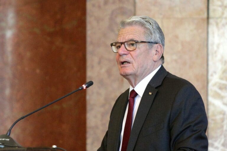 Alt-Bundespräsident Gauck fordert “erweiterte Toleranz” gegenüber rechts — Belish / deposithotos.com