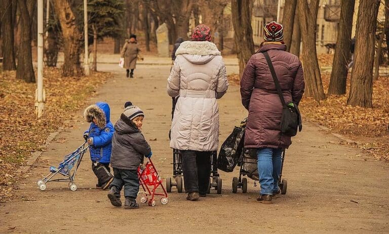 Jugend: Angst vor Krieg, gleicher Kinderwunsch — pikist.com