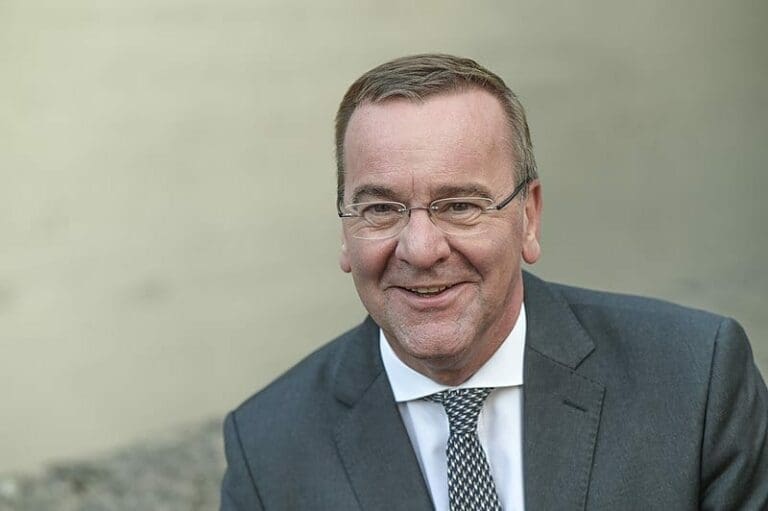 Blitzkarriere: Vom ARD-Journalisten ins politische Amt – so einfach funktioniert es — https://commons.wikimedia.org/wiki/File:Boris_Pistorius_(2019).jpg