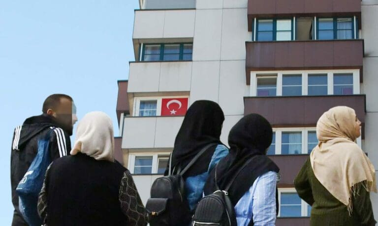 Moslems Gemeindebau — unzensuriert / Fotomontage