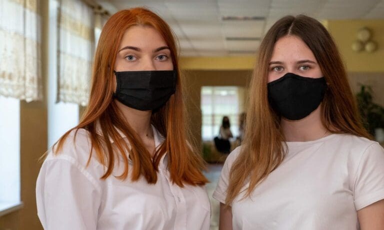 Schüler mit Maske — Mitrey / pixabay.com