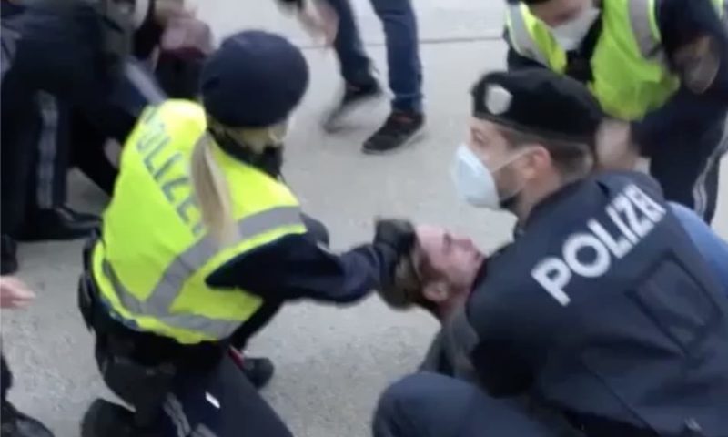 Polizistin zieht Haare
