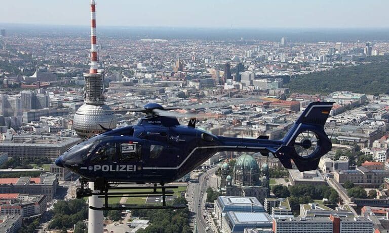 21-jähriger Migrant kauft 14-Millionen-Villa  — PolizeiBerlin / wikimedia.org (CC BY-SA 4.0)