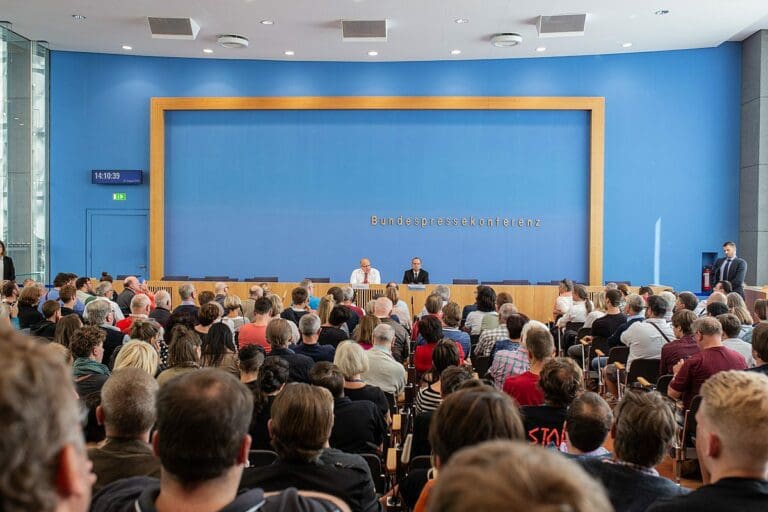 Wenn man will, findet sich immer etwas: Kritischer Journalist von Bundespressekonferenz ausgeschlossen — Vincent Eisfeld / wikimedia.org (CC-BY-SA-4.0)