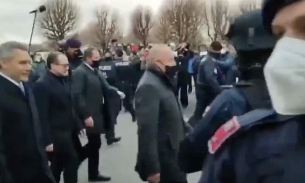 Marsch zur Angelobung Nehammer