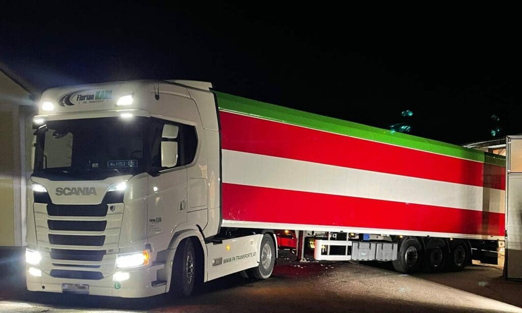 Lkw mit rot-weiß-roter Fahne