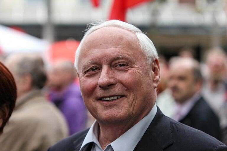 Oscar Lafontaine kritisiert Militarismus — Thomas Rodenbcher an xtranews.de / Wikimedia (gemeinfrei)