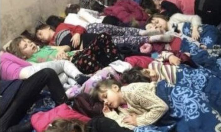 Kinder im Schlafsack / Ukraine-Krieg