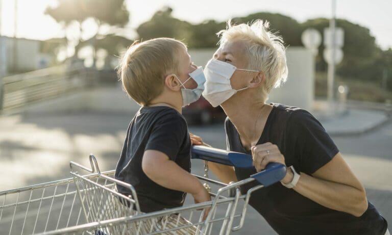 Maske und Einkaufswagen — Sopotniccy / despositophotos.com