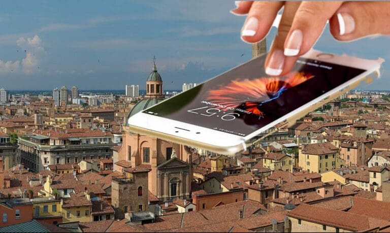 Bologna und Handy — Ввласенко / Wikimedia (CC BY-SA 3.0) und stevepb / pixabay.com