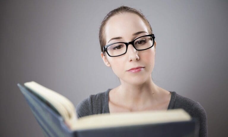 Frau beim Lesen — PourquoiPas / pixabay.com