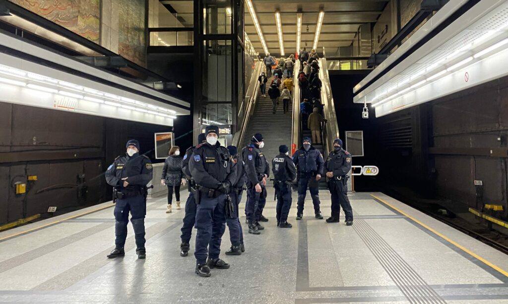 Polizei bei U-Bahn-Haltestelle Volksgarten in Wien
