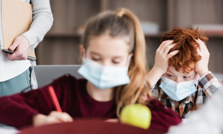 Schüler und Masken — HayDmitriy / depositphotos.com