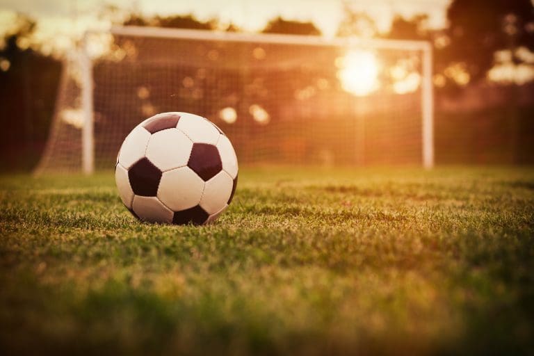 Ball auf dem Fußballplatz — Steevy84 / depostiphotos.com