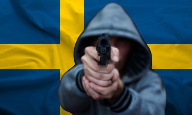 Mann mit Pistole vor schwedischer Fahne — dipnik / phillyo77 / depositphotos.com