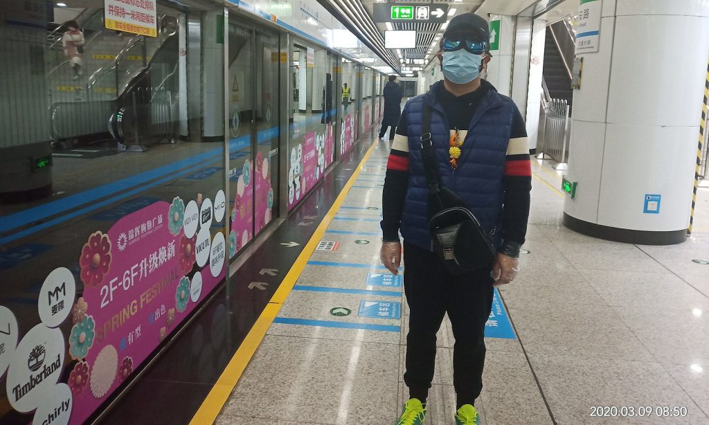 Chinese mit Maske vor U-Bahn