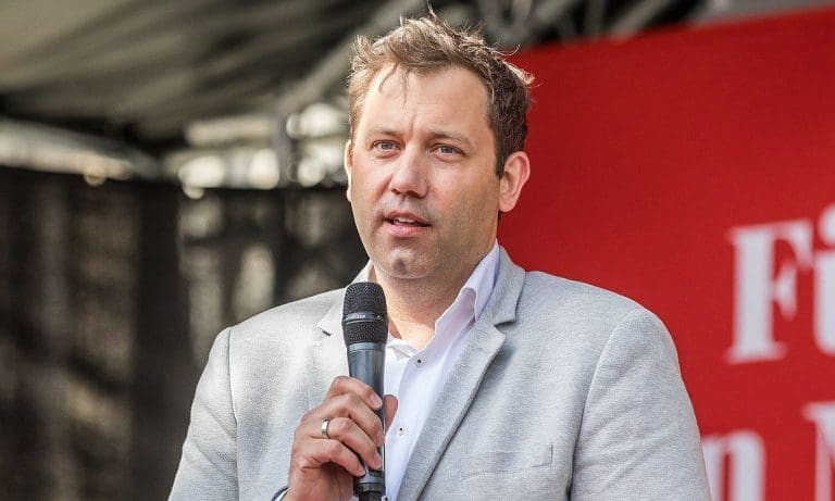 Finanzminister sucht Fotografen für 620.000 Euro — Raimond Spekking / wkimedia commons (CC BY-SA 4.0)