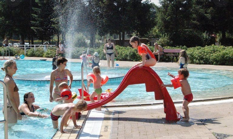 Pöbler attackierten vor Freibad junge Frau — dokumol / pixabay.com