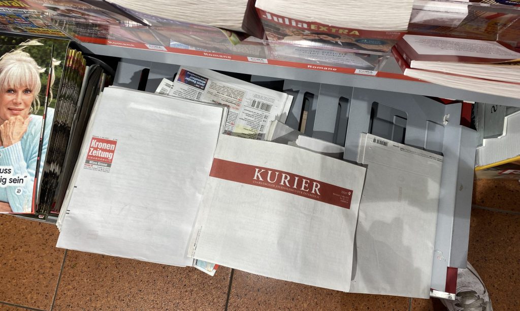 Zeitungen mit weißer Titelseite