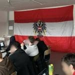 Österreich-Fahne in Schulklasse