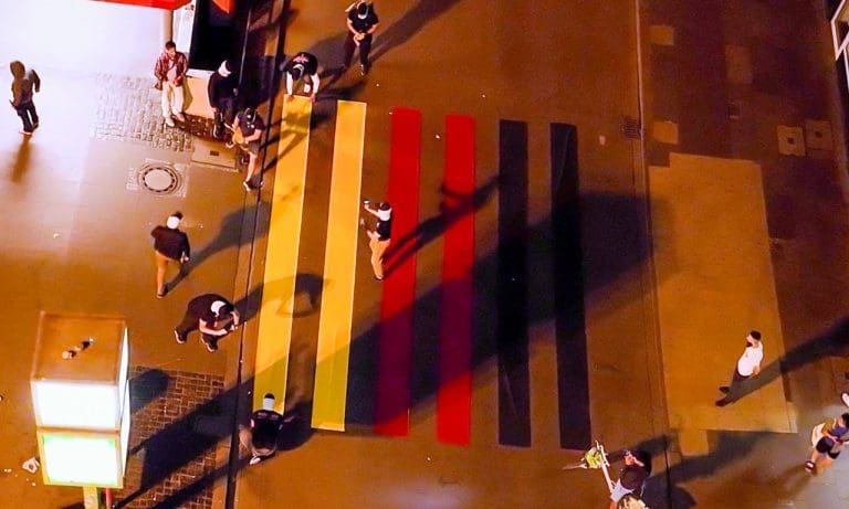 Patrioten färben Homo-Zerastreifen um — z.V.g.