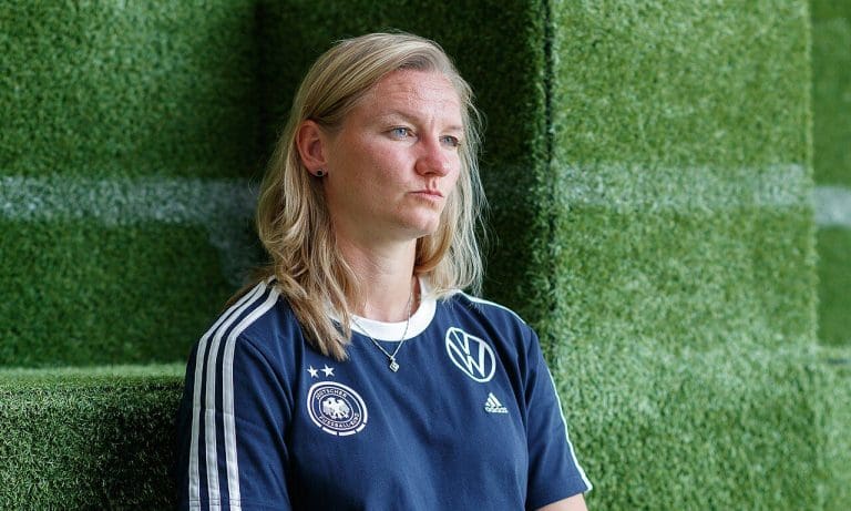 Kapitänin Alexandra Popp hätte sich vielleicht mehr auf den Fußball, statt auf die Homo-Armbinde konzentrieren sollen.