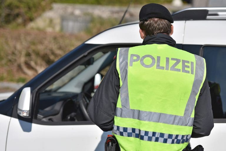 E-Scooter-Angriff auf einen Polizeibeamten — Spitzi / depositphotos.com