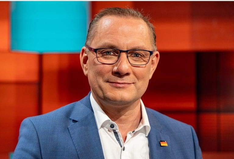 Tino Chrupalla bei Caren Miosga: Alle gegen einen im GEZ-Fernsehen — Superbass / wikimedia commons (CC BY SA 4.0)