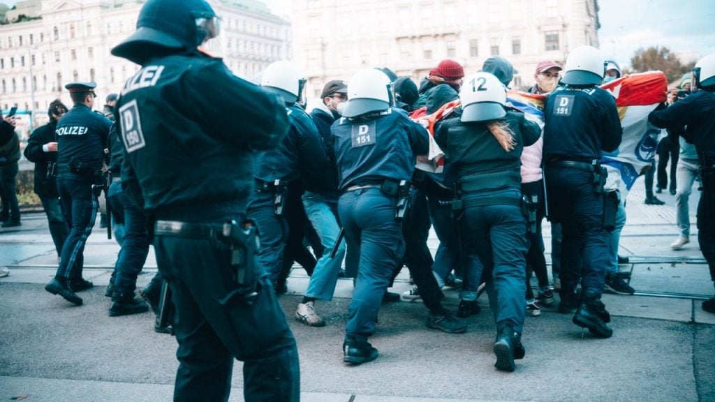 Polizei drängt Linksextremisten ab.