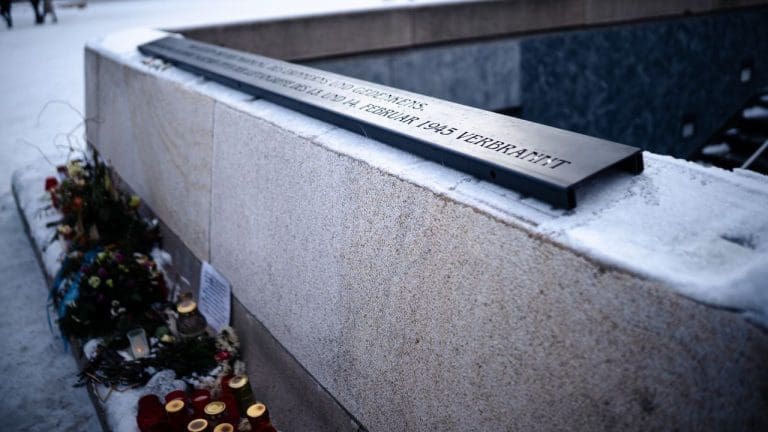 Stadt enfernt Gedenktafel - Patrioten setzen neue — z.V.g.