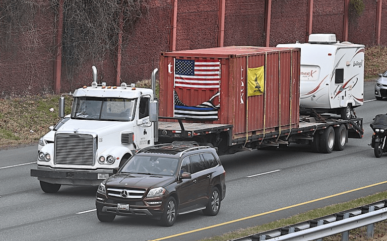 Tausende Lkw protestieren gegen Illegalen-Flut —  	G. Edward Johnson / wikimedia commons (CC BY SA 4.0)