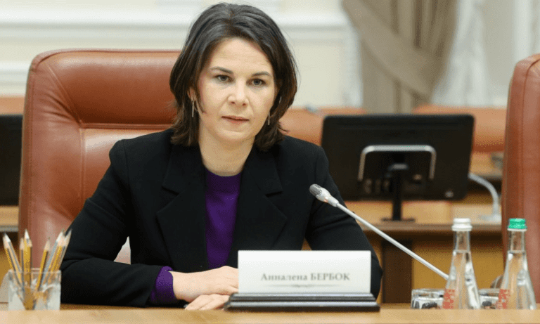 Baerbock hebt moralischen Zeigefinger — Cabinet of Ministers of Ukraine / wikimedia commons (CC BY SA 4.0)