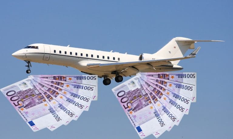 Flugzeug wirft Geldscheine ab — Flugzeug: Wo st 01 / Wikimedia Commons (CC BY-SA 3.0 DE Deed) // Geldscheine: anaterate / pixabay.com - Komposition: unzensuriert.at