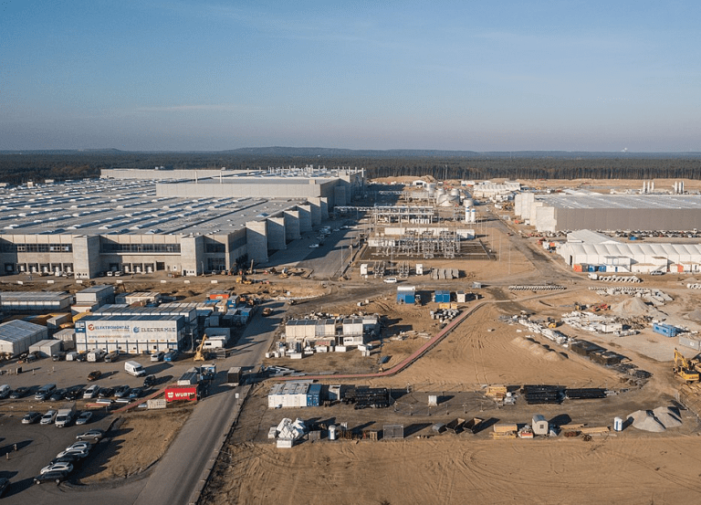 Brandanschlag legt Tesla-Werk still — Albrecht Köhler / wikimedia commons (CC BY SA 4.0)