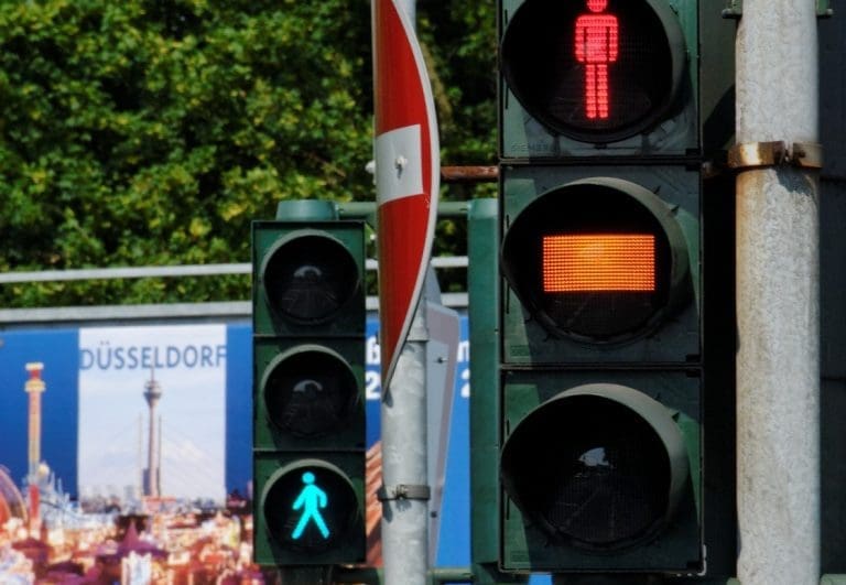 KI-Ampel sorgt für Ärger bei Autofahrern — Wiegels / Wikimedia (CC BY 3.0 Deed)