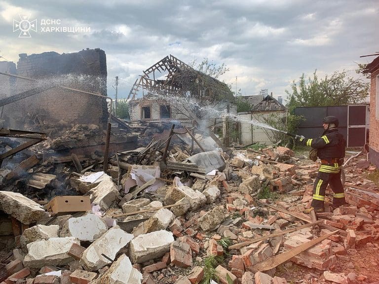 Russland greift an neuer Front an — Вовчанськ: рятувальники евакуювали із зони безперервних ворожих обстрілів місцевих мешканців (ВІДЕО) / wikimedia (CC BY 4.0)